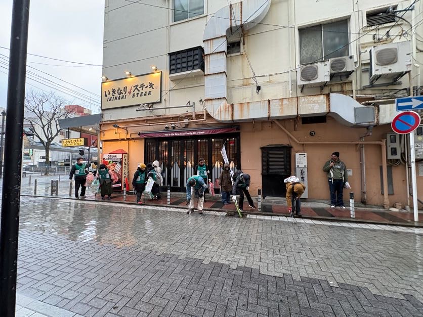 バスの大通りからドブ板通りをめざします