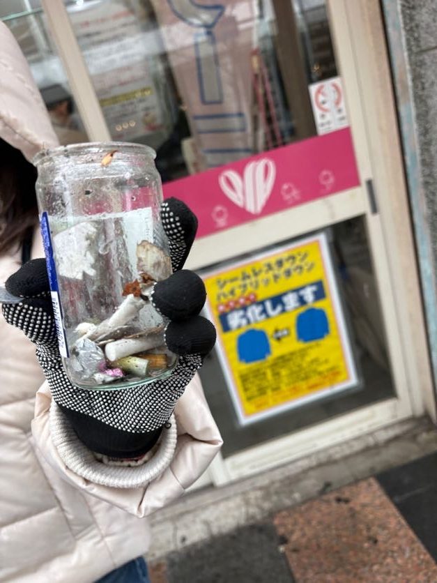 拾った瓶に入れてまとめると、タバコの吸い殻もけっこうある