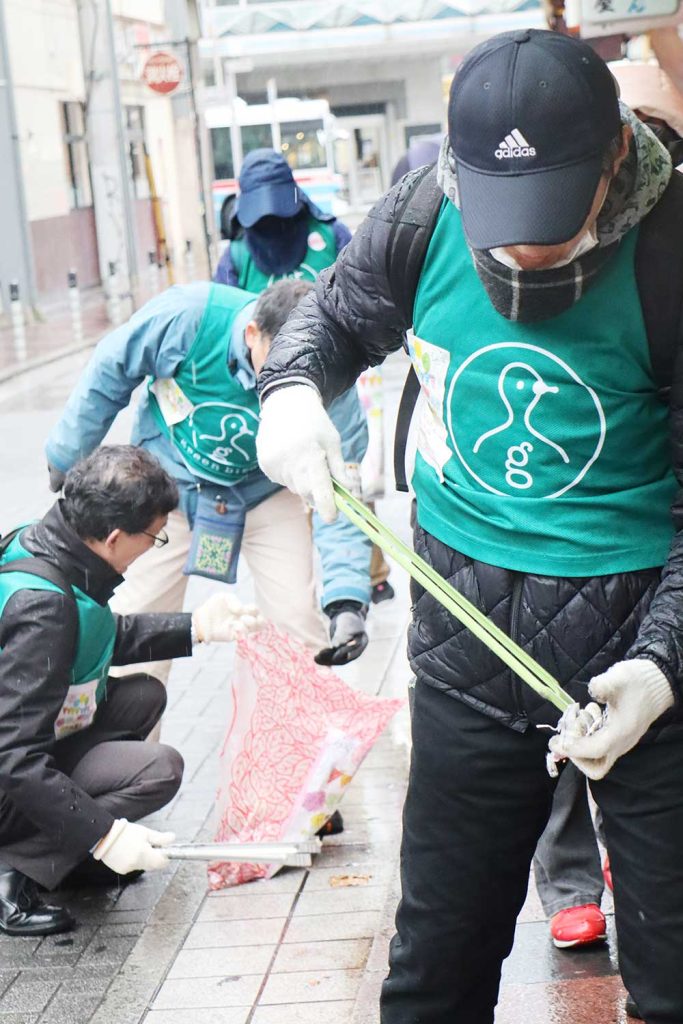 通りの溝に引っかかっている小さいゴミも